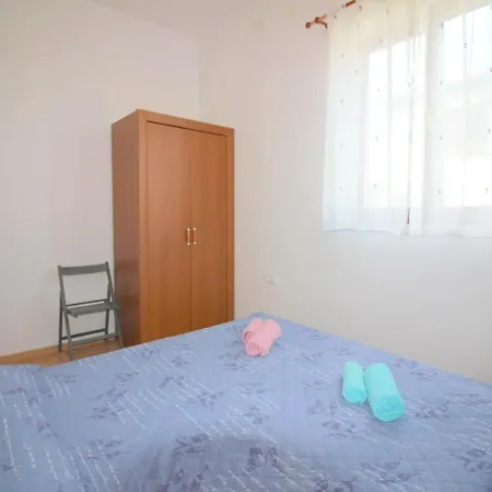 Ema Near Center פורץ