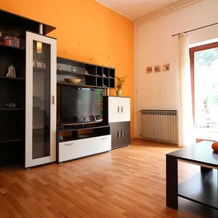 Ema Near Center * פורץ