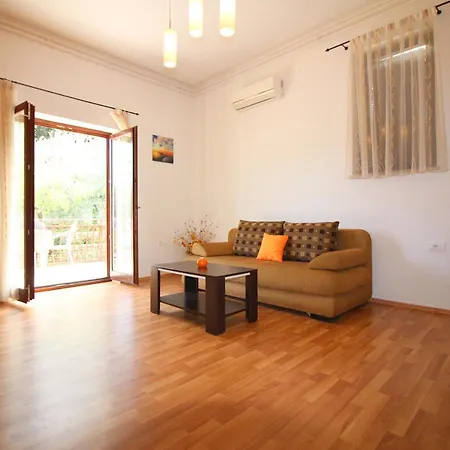 Ema Near Center * פורץ